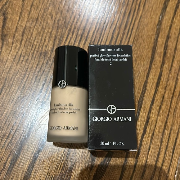 Armani Luminous Silk Perfect Glow Flawless Oil-Free Foundation brand new - Picture 1 of 2